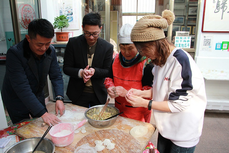 青島中新華美塑料有限公司同事包餃子